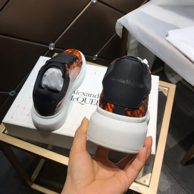 Alexander McQueen Tênis Oversized Laranja Couro Trincado Estilo de Vida 6