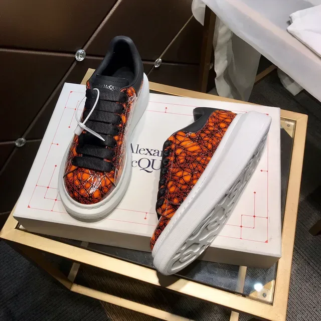 Alexander McQueen Tênis Oversized Laranja Couro Trincado Estilo de Vida 7