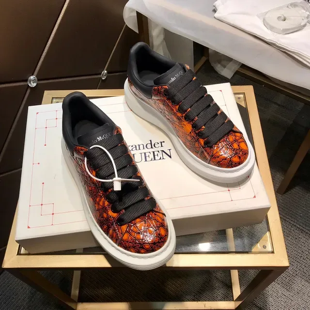 Alexander McQueen Tênis Oversized Laranja Couro Trincado Estilo de Vida 8