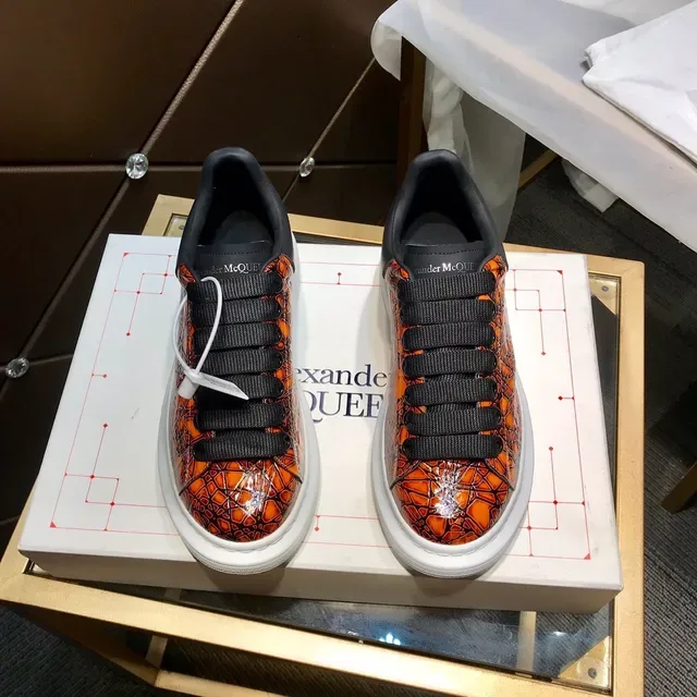Alexander McQueen Tênis Oversized Laranja Couro Trincado Estilo de Vida 9