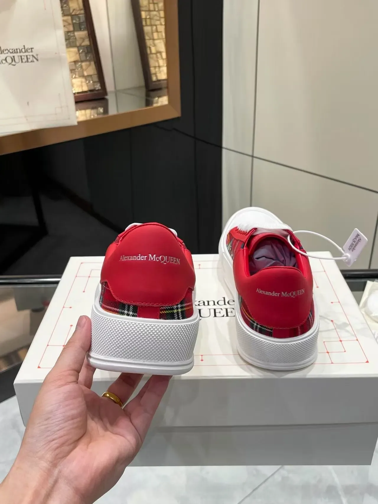 Alexander McQueen Sneakers Oversized à Carreaux Rouges Plateforme Blanche Lifestyle 2