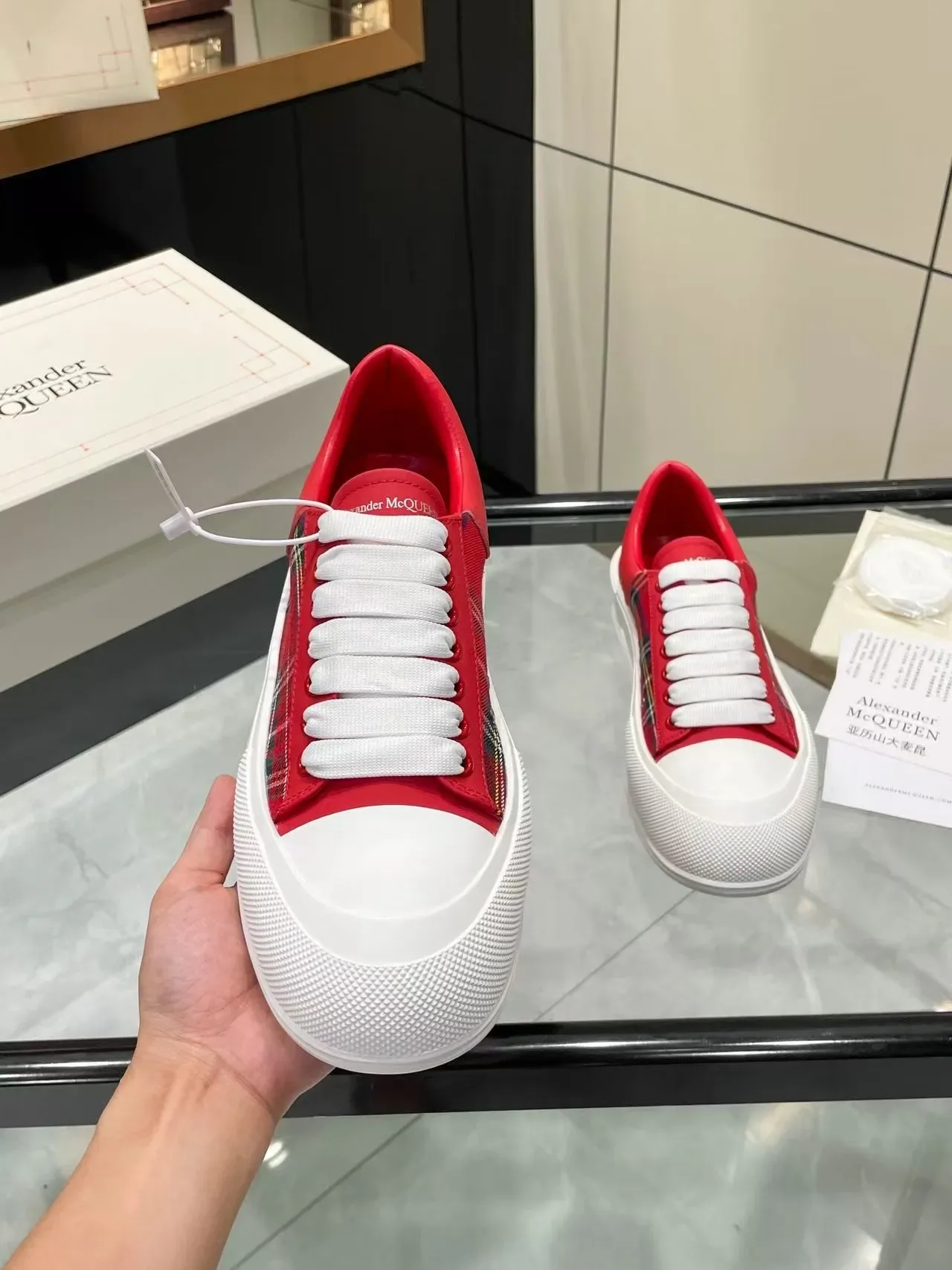 Alexander McQueen Sneakers Oversized à Carreaux Rouges Plateforme Blanche Lifestyle 3
