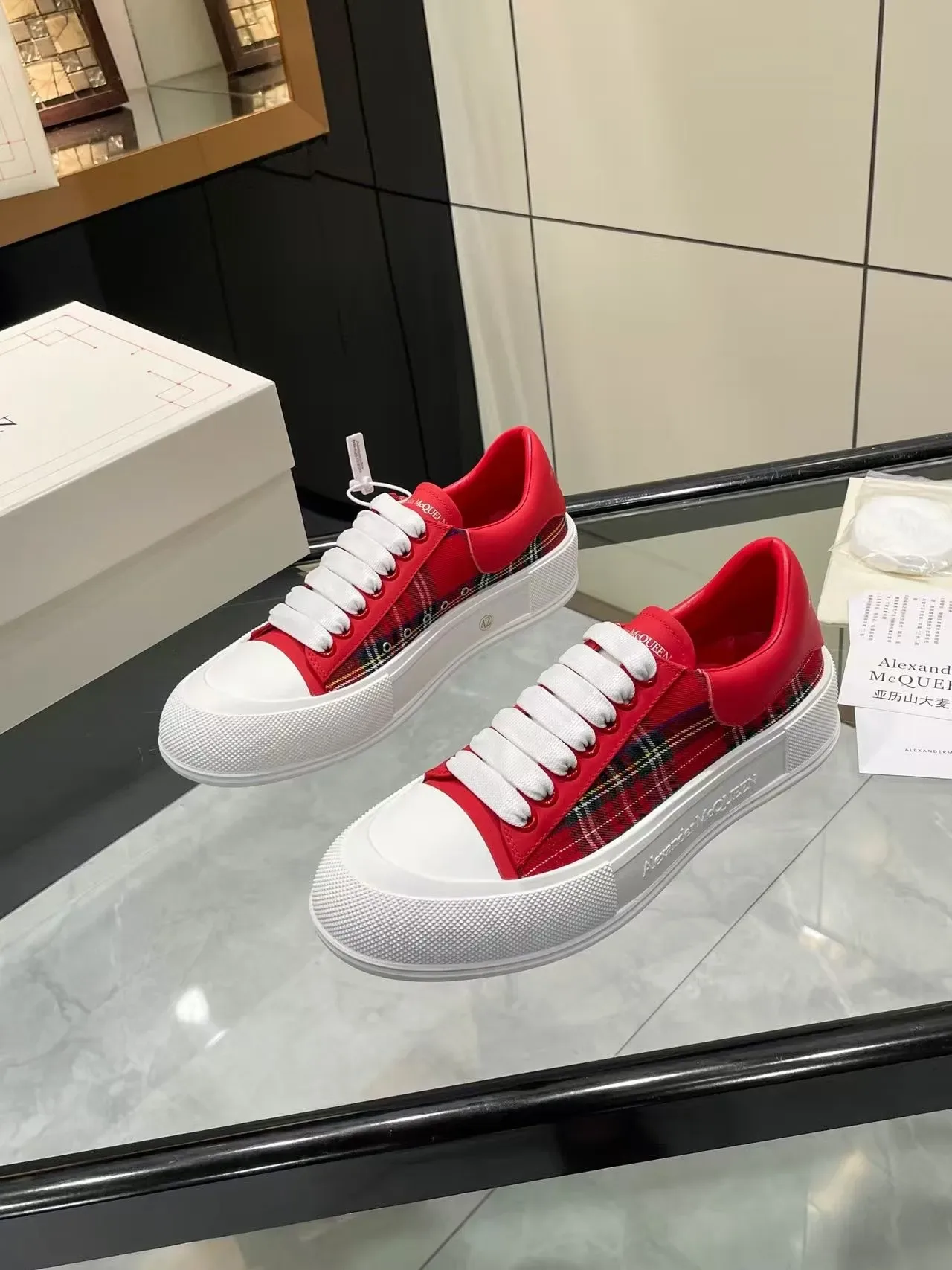 Alexander McQueen Sneakers Oversized à Carreaux Rouges Plateforme Blanche Lifestyle 4