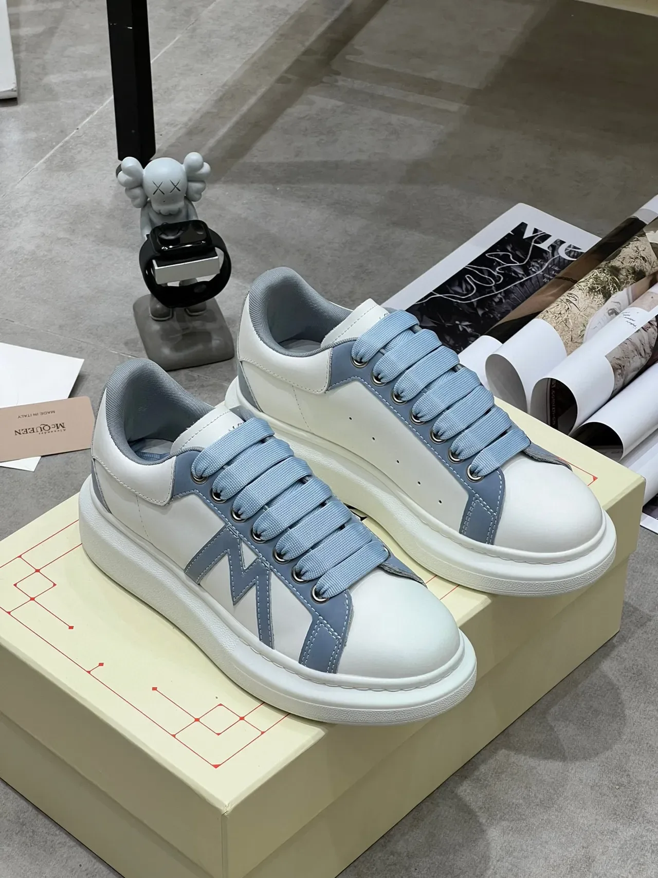 Alexander McQueen Tênis Lifestyle Oversized Branco e Azul Claro 2
