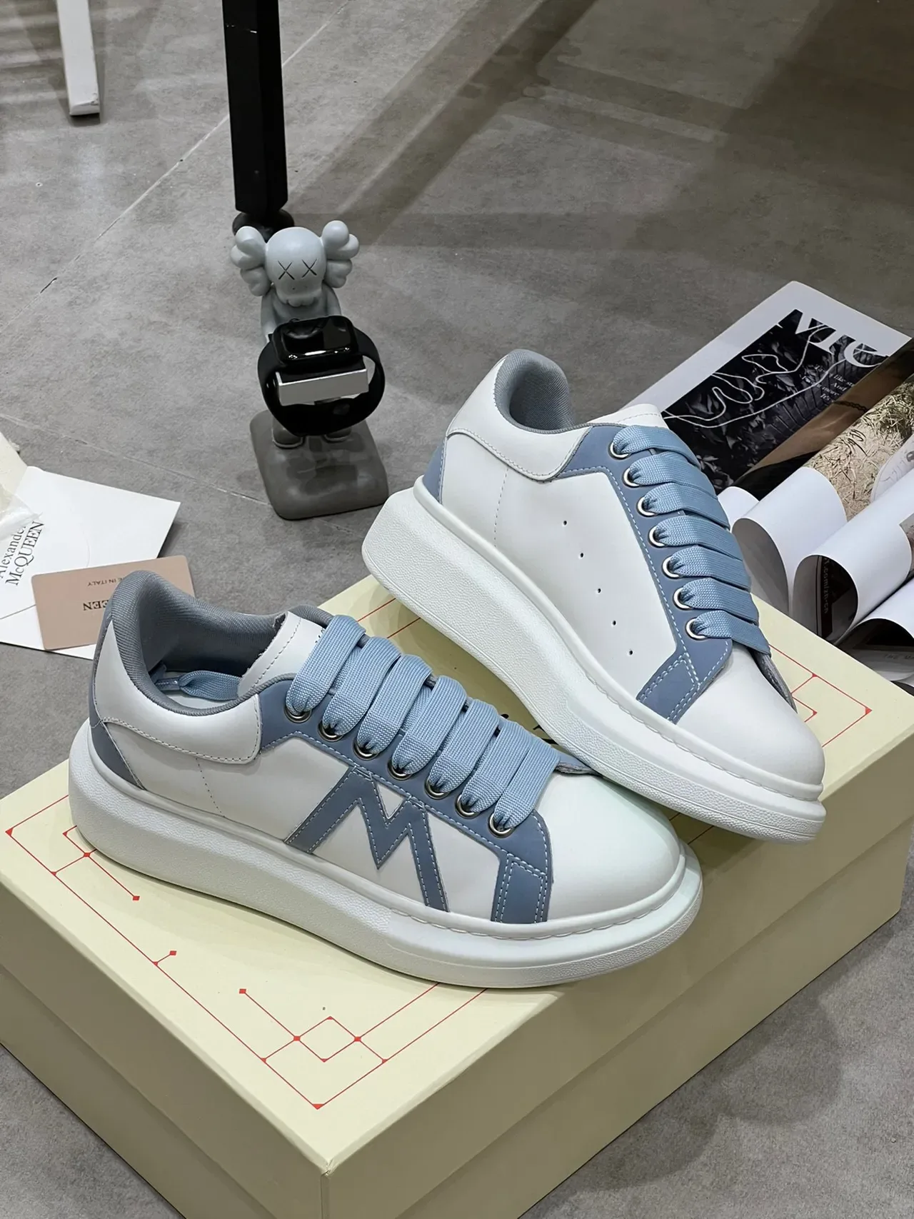 Alexander McQueen Tênis Lifestyle Oversized Branco e Azul Claro 4