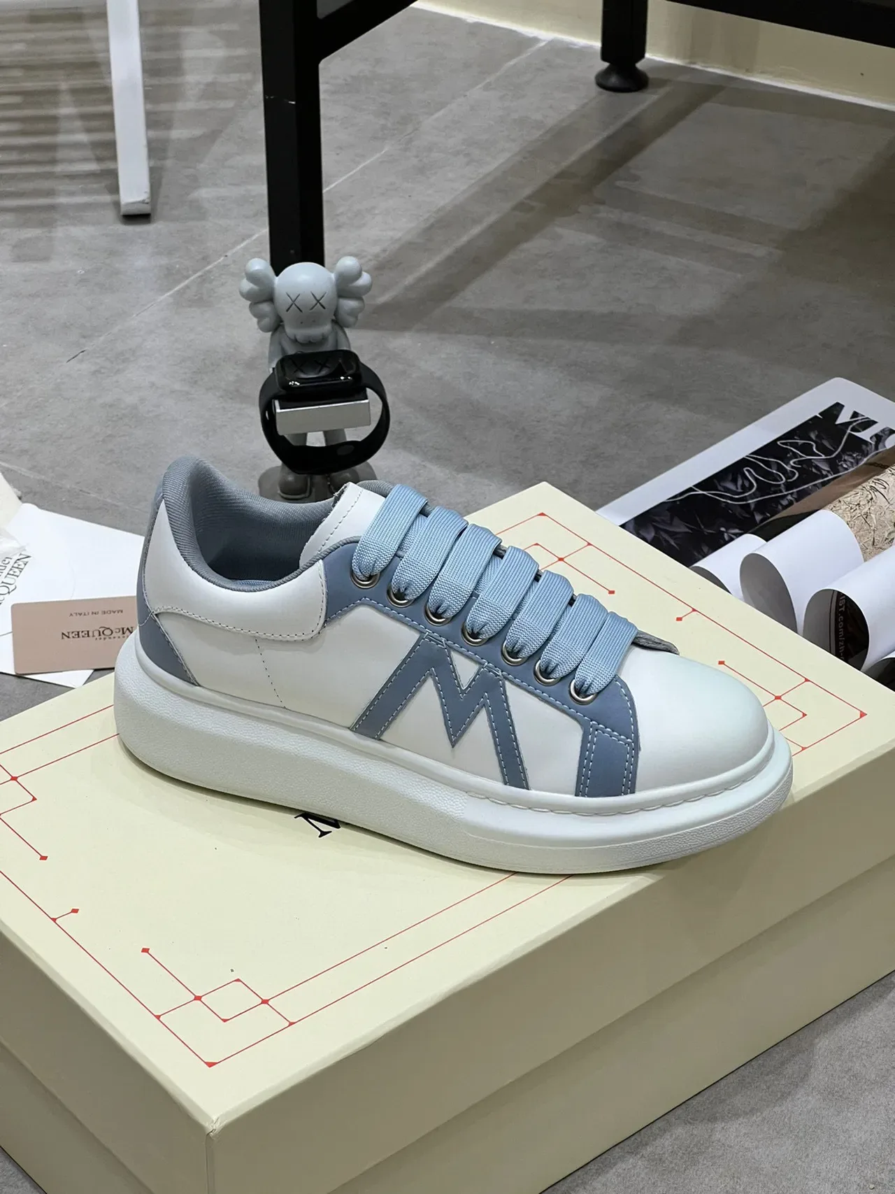 Alexander McQueen Tênis Lifestyle Oversized Branco e Azul Claro 5