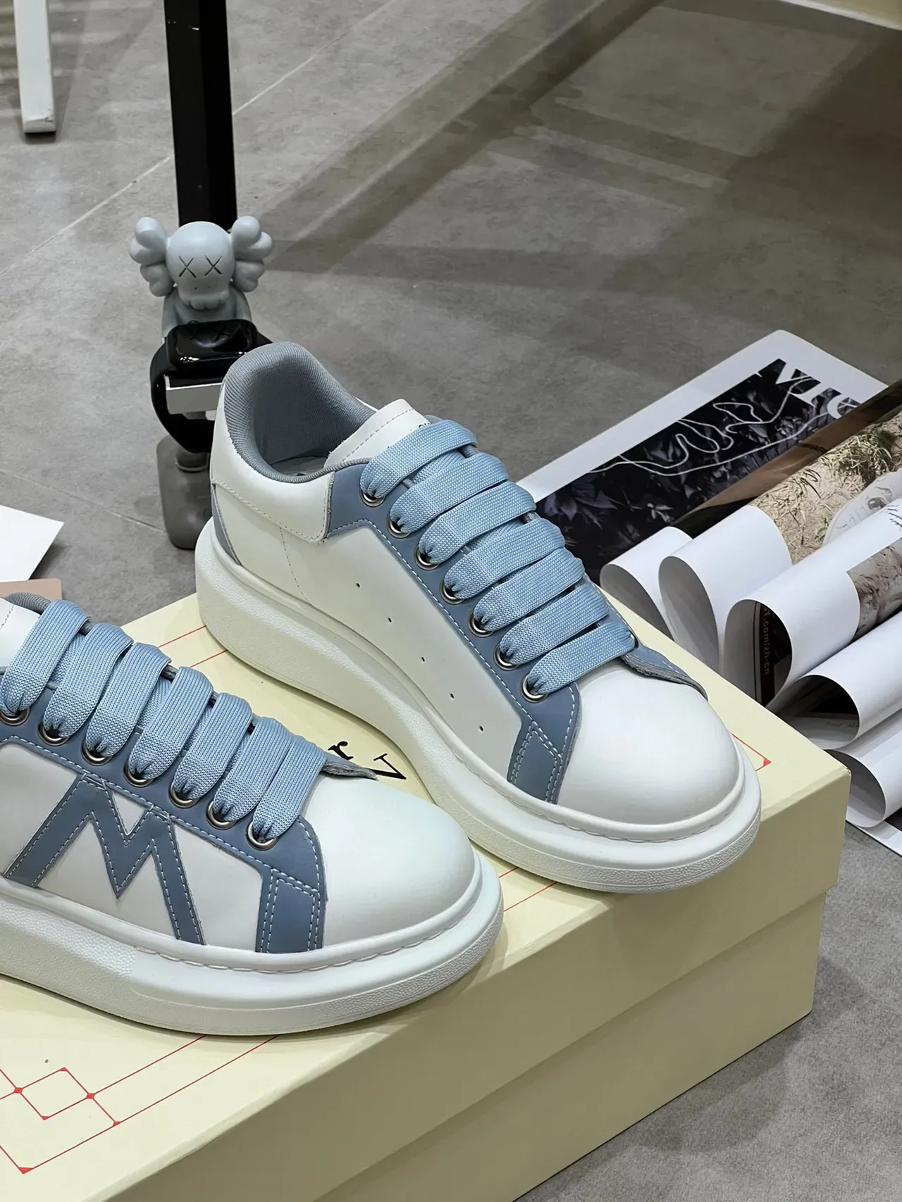 Alexander McQueen Tênis Lifestyle Oversized Branco e Azul Claro 6
