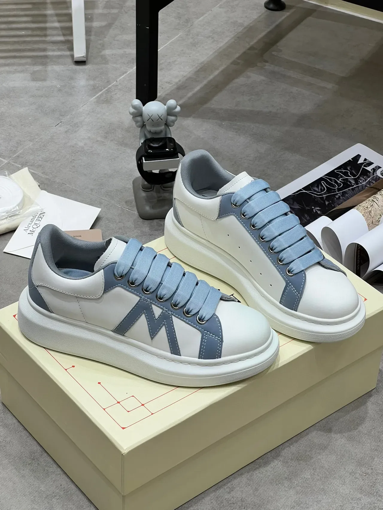 Alexander McQueen Tênis Lifestyle Oversized Branco e Azul Claro 7