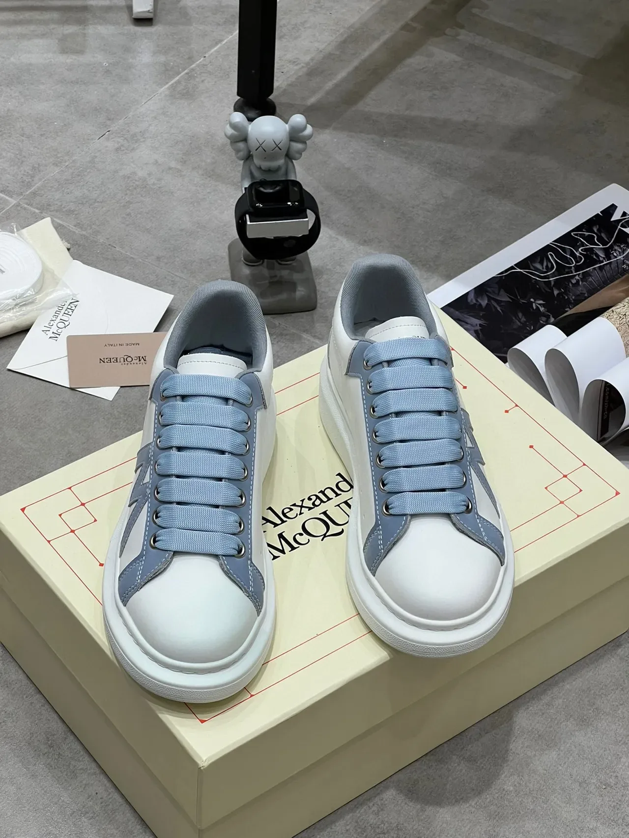 Alexander McQueen Tênis Lifestyle Oversized Branco e Azul Claro 8