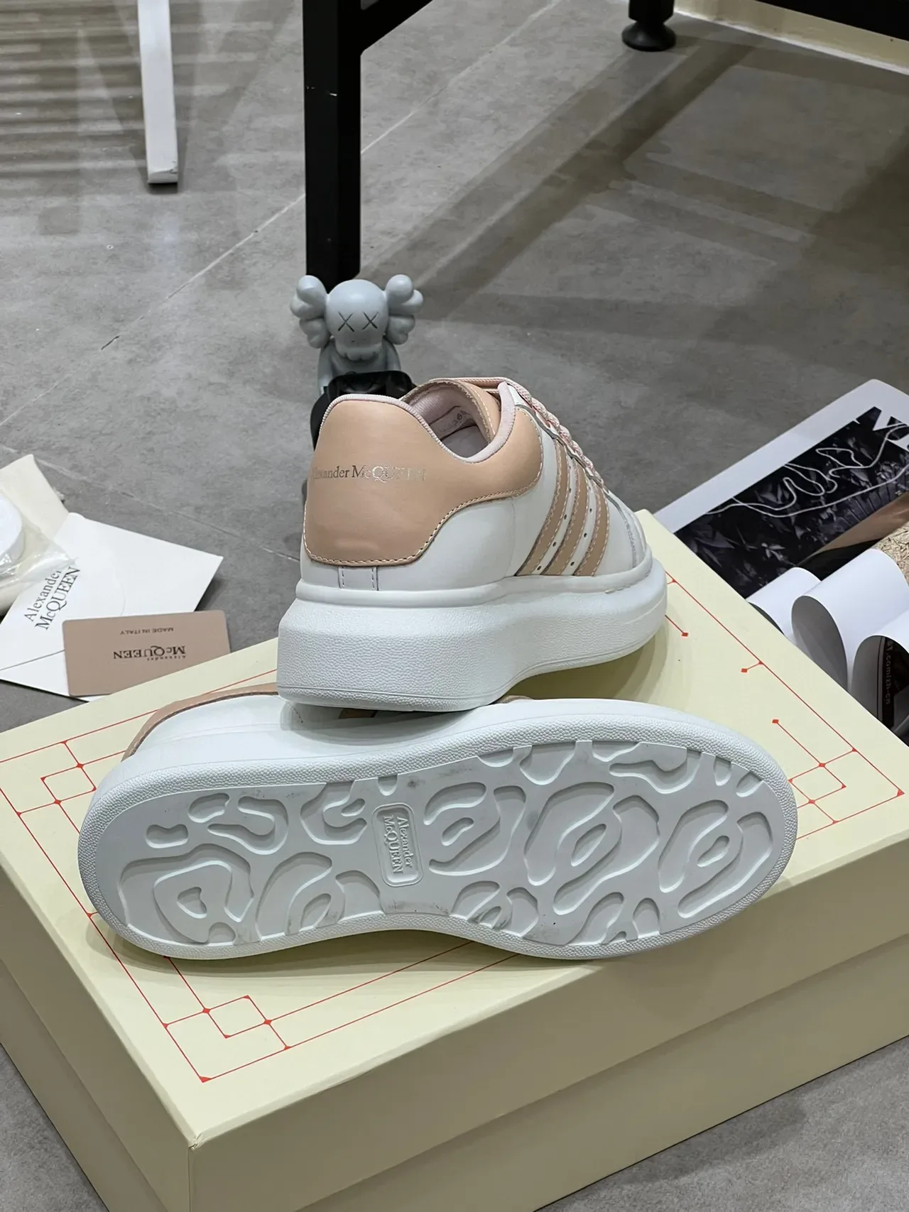 Alexander McQueen حذاء رياضي أوفر سايز أبيض بيج لايف ستايل 2