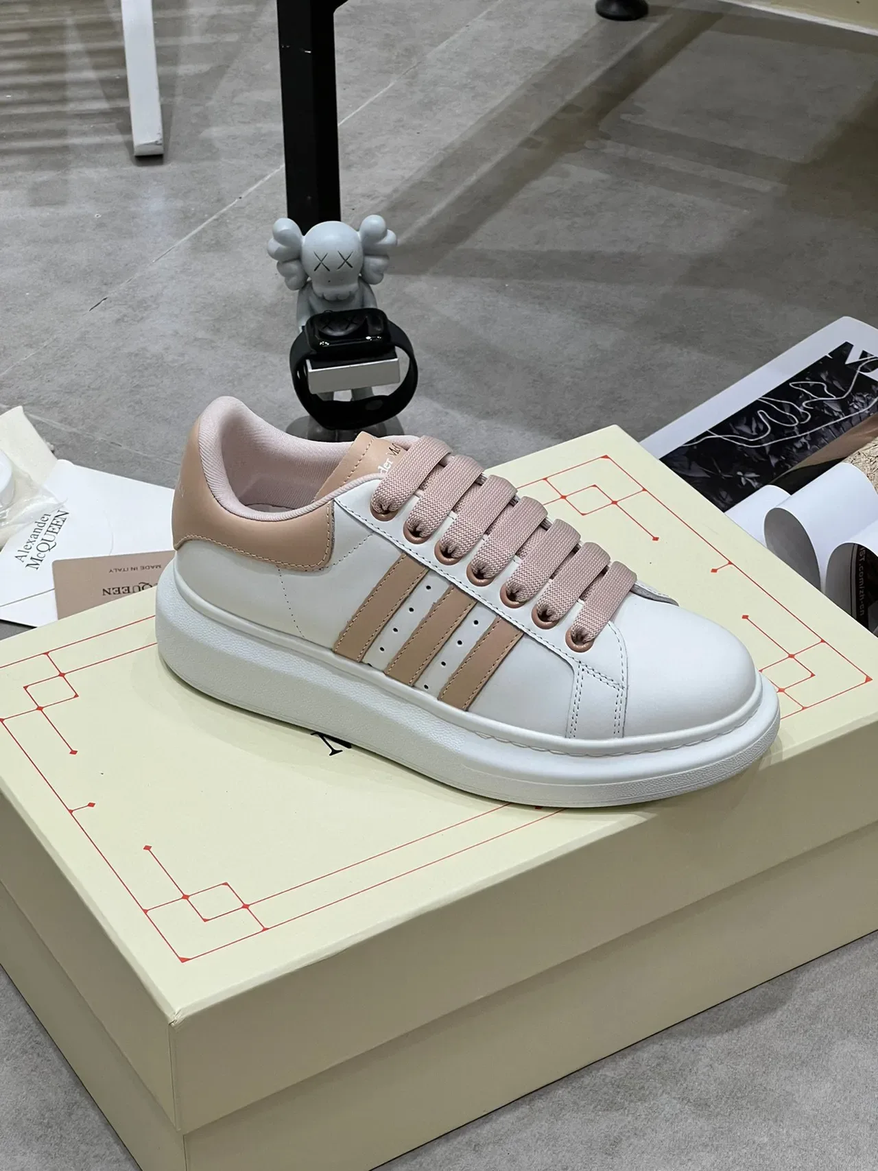 Alexander McQueen حذاء رياضي أوفر سايز أبيض بيج لايف ستايل 3
