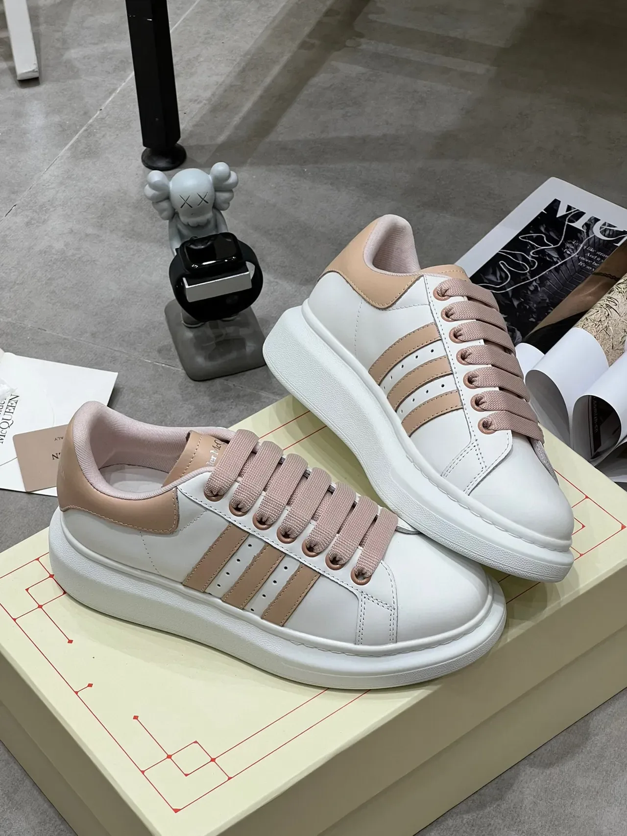 Alexander McQueen حذاء رياضي أوفر سايز أبيض بيج لايف ستايل 4