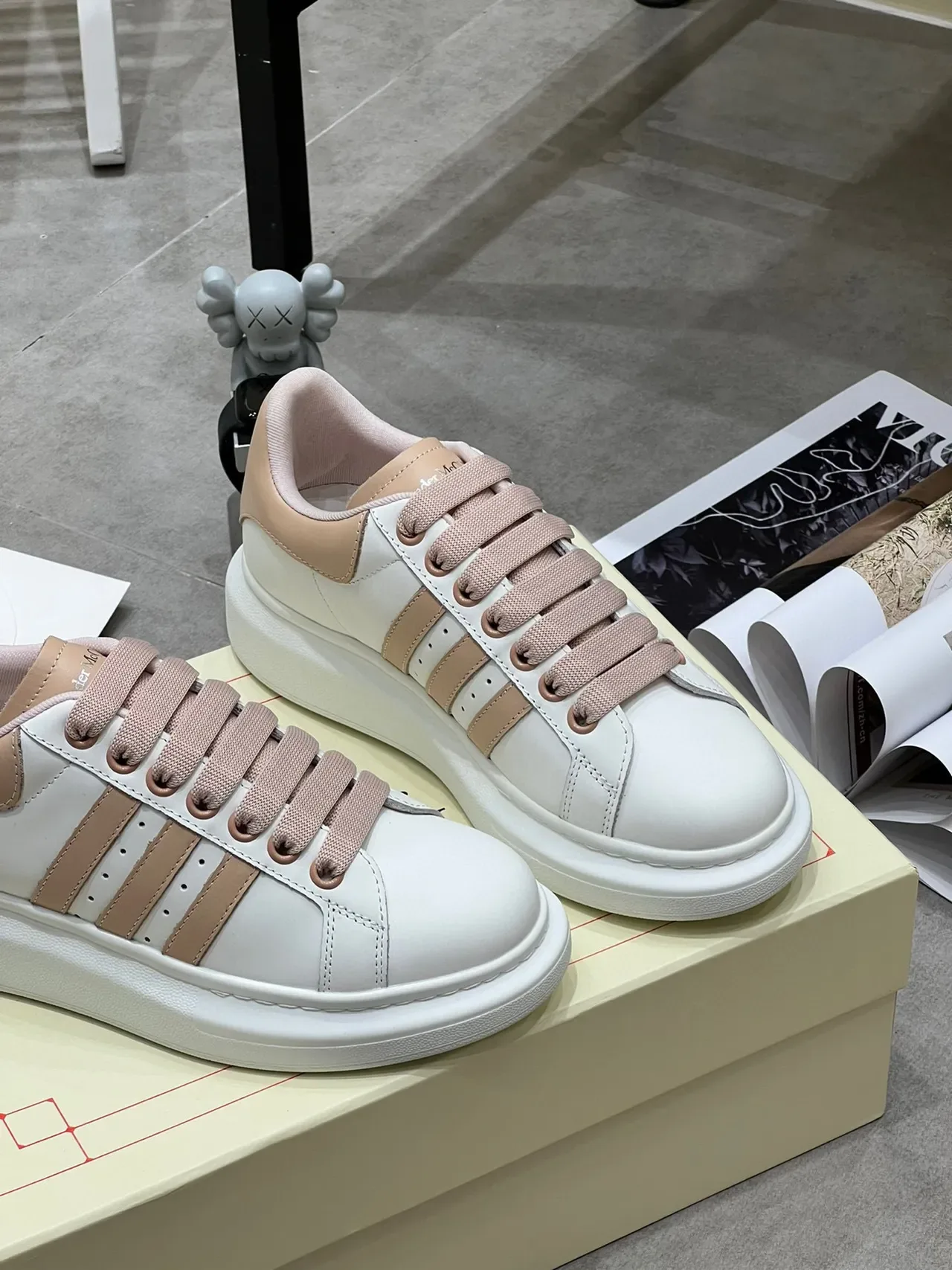 Alexander McQueen حذاء رياضي أوفر سايز أبيض بيج لايف ستايل 5