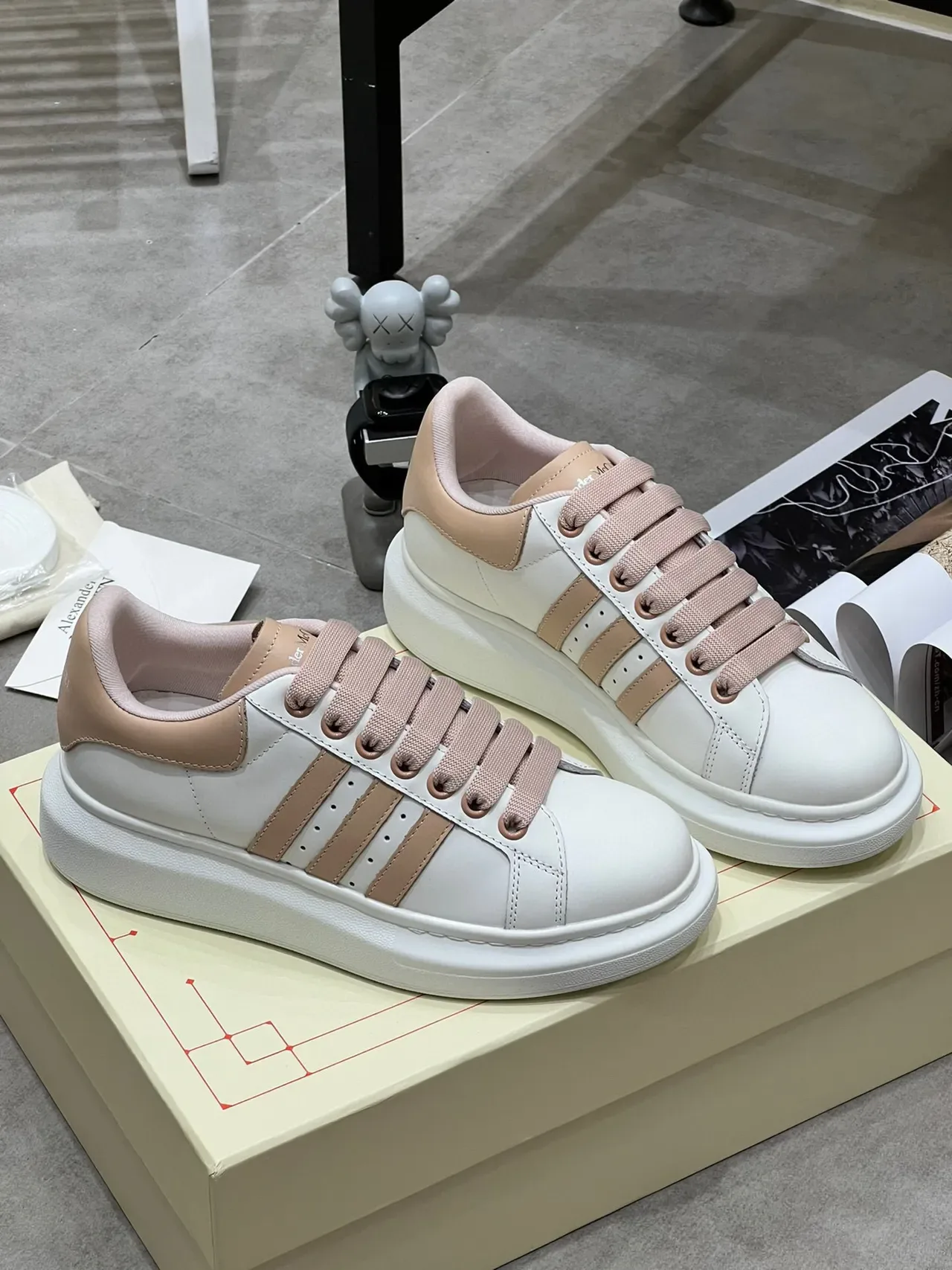 Alexander McQueen حذاء رياضي أوفر سايز أبيض بيج لايف ستايل 6