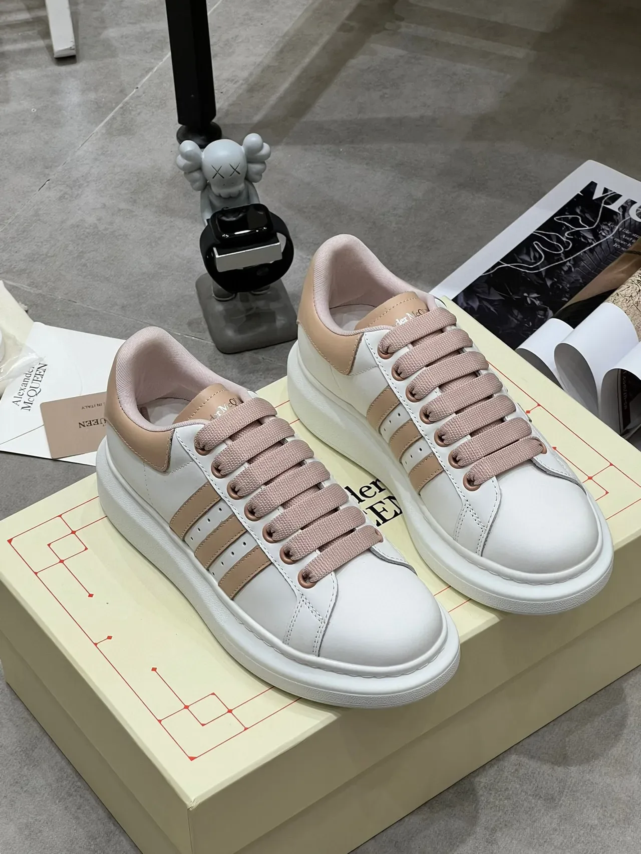 Alexander McQueen حذاء رياضي أوفر سايز أبيض بيج لايف ستايل 7
