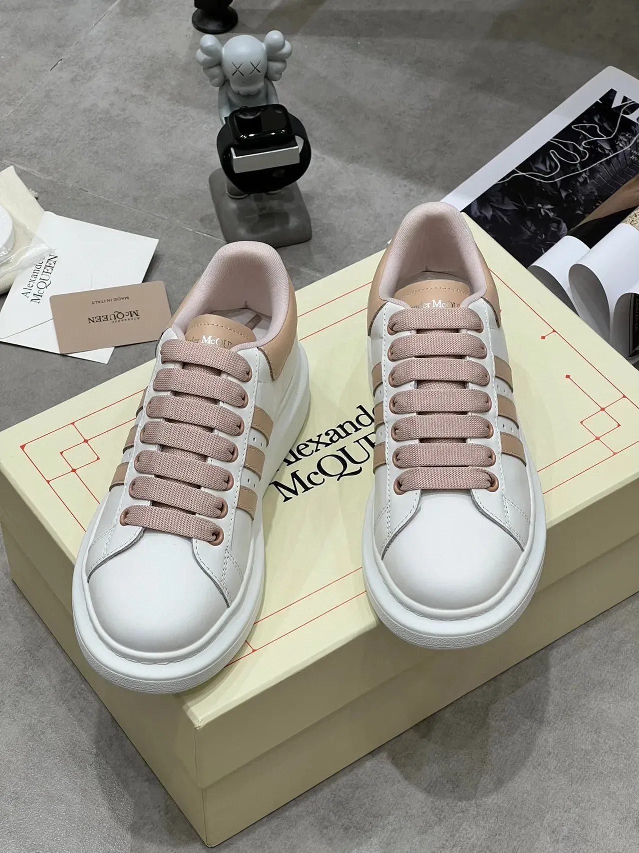 Alexander McQueen حذاء رياضي أوفر سايز أبيض بيج لايف ستايل 8