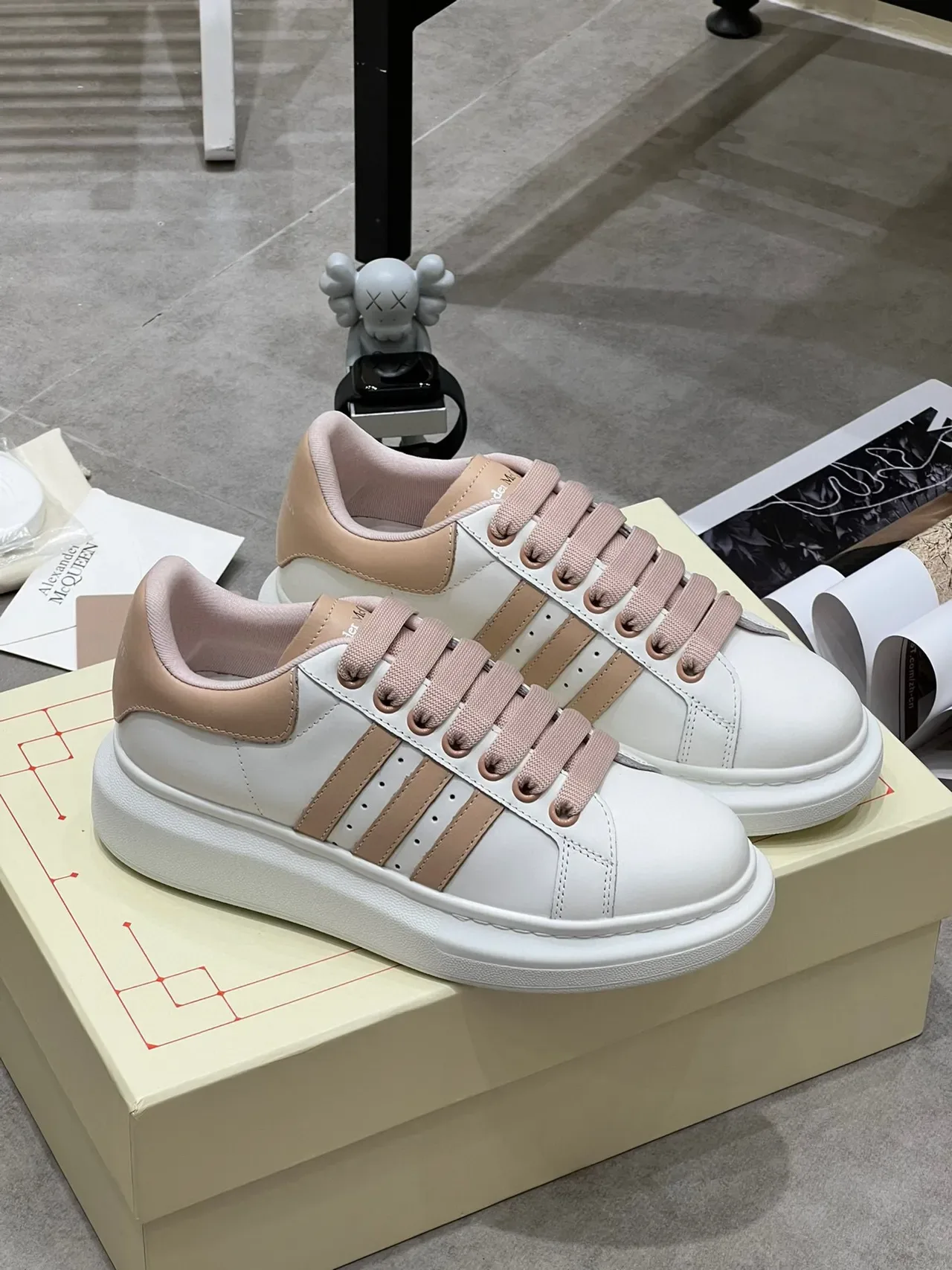 Alexander McQueen حذاء رياضي أوفر سايز أبيض بيج لايف ستايل 9