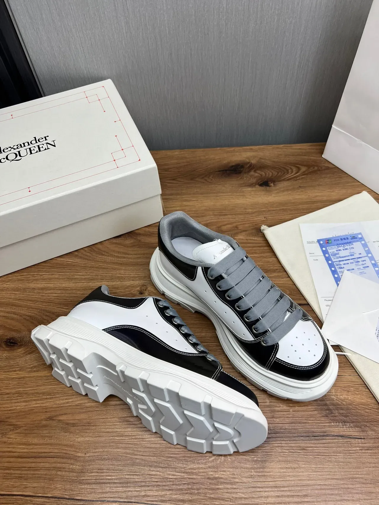 Alexander McQueen ওভারসাইজড চাংকি স্নিকার সাদা কালো ধূসর 2