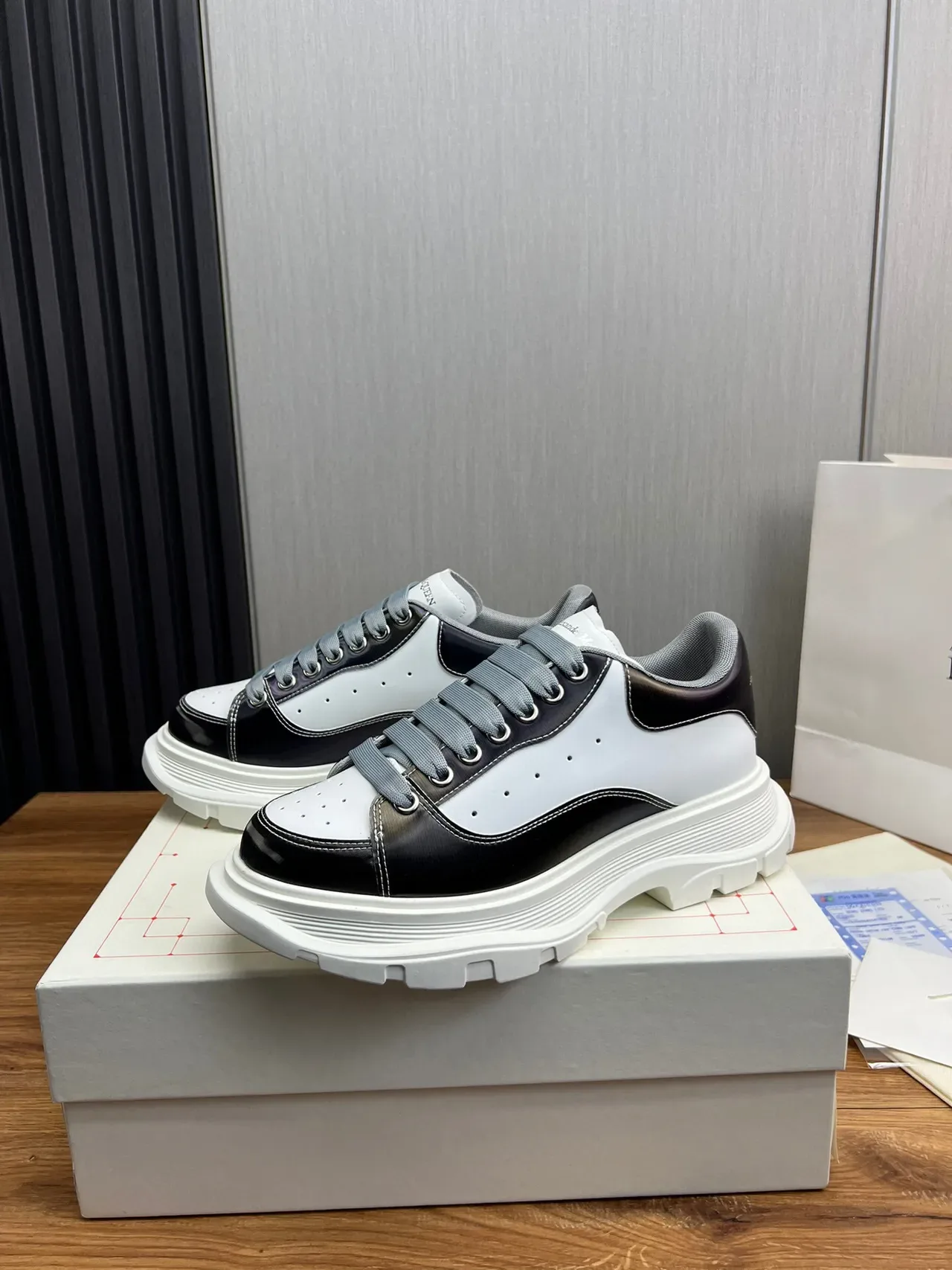 Alexander McQueen ওভারসাইজড চাংকি স্নিকার সাদা কালো ধূসর 3