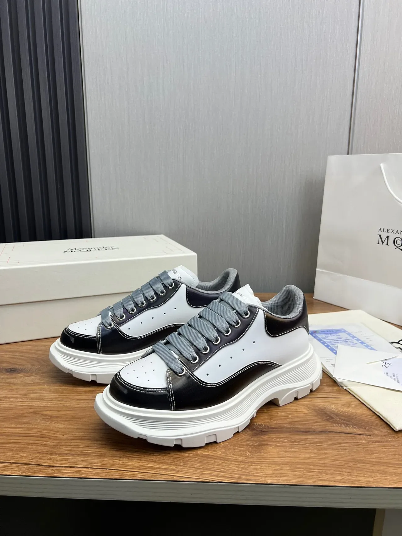 Alexander McQueen ওভারসাইজড চাংকি স্নিকার সাদা কালো ধূসর 4