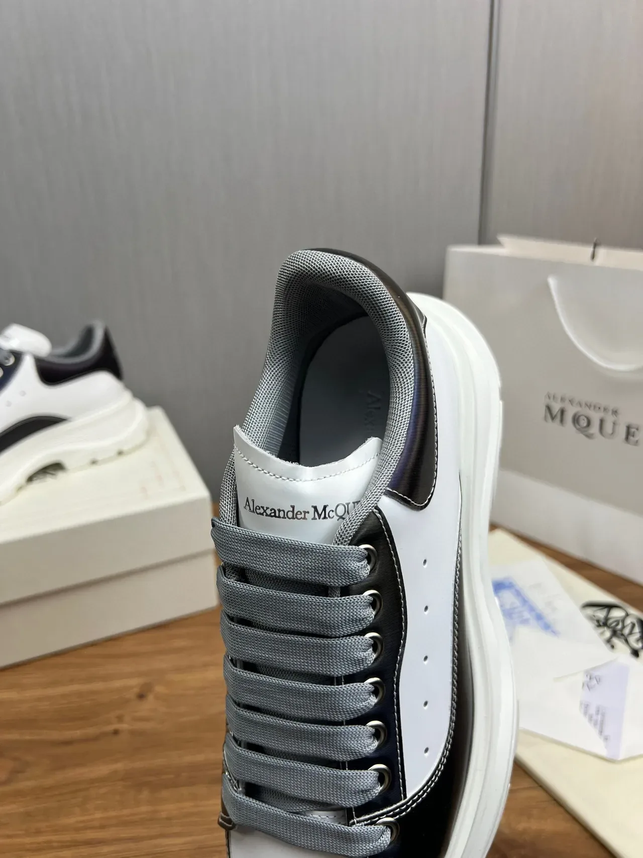 Alexander McQueen ওভারসাইজড চাংকি স্নিকার সাদা কালো ধূসর 5