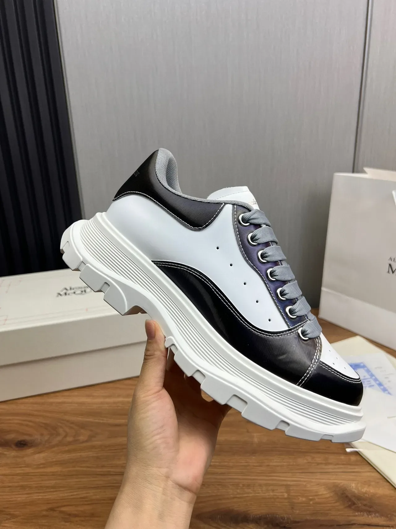 Alexander McQueen ওভারসাইজড চাংকি স্নিকার সাদা কালো ধূসর 6