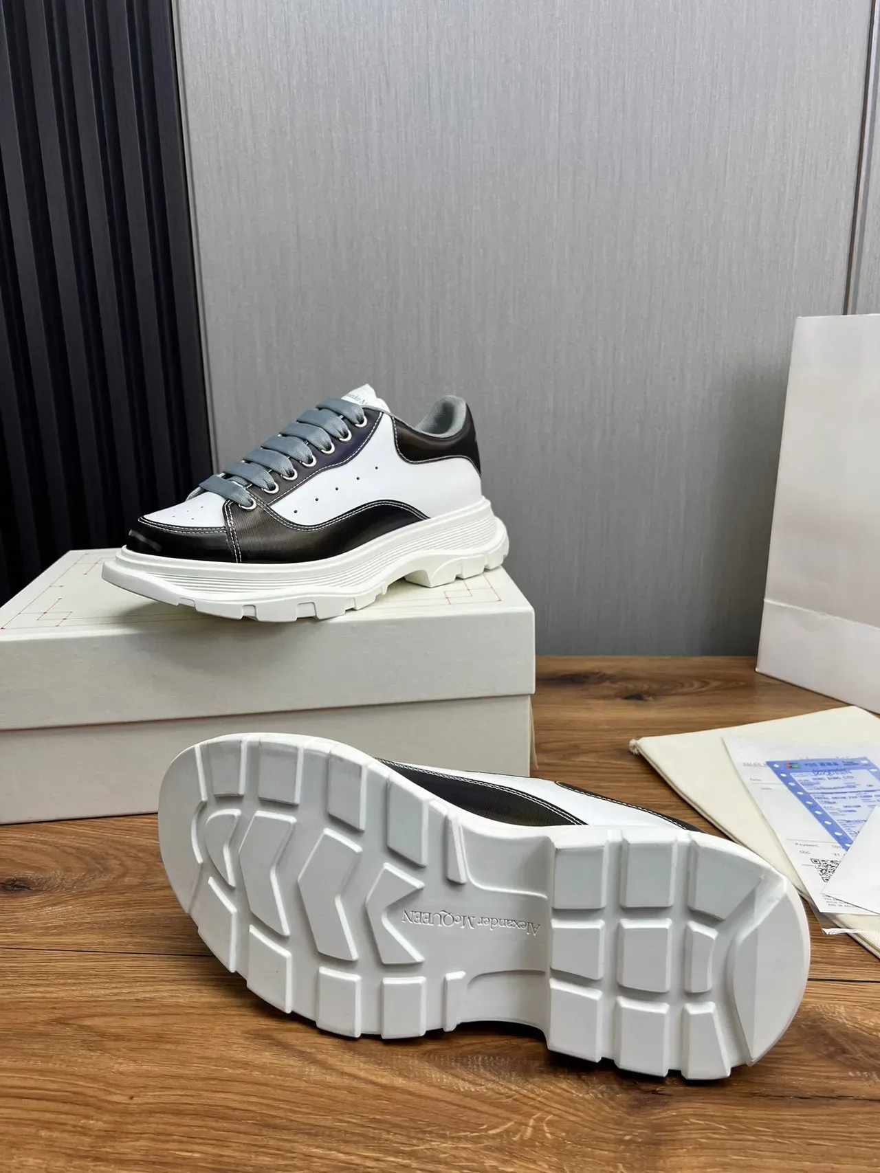 Alexander McQueen ওভারসাইজড চাংকি স্নিকার সাদা কালো ধূসর 7