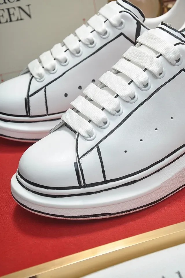 Alexander McQueen Sneakers Oversized Blanc Noir Cuir Couture en Relief Style de Vie 2