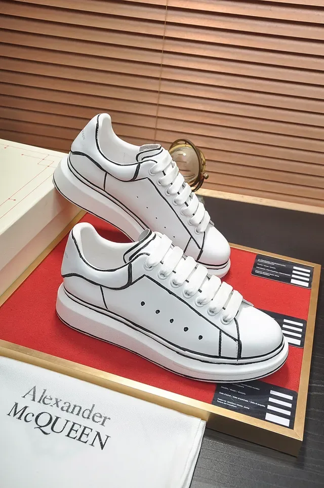 Alexander McQueen Sneakers Oversized Blanc Noir Cuir Couture en Relief Style de Vie 4