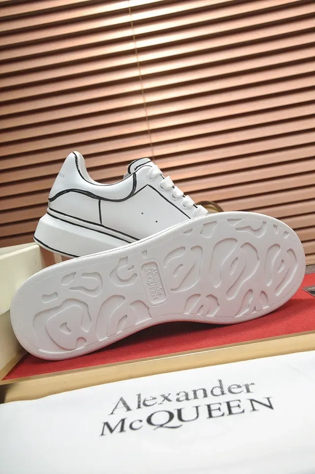 Alexander McQueen Sneakers Oversized Blanc Noir Cuir Couture en Relief Style de Vie 5