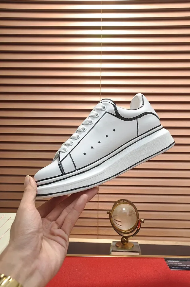 Alexander McQueen Sneakers Oversized Blanc Noir Cuir Couture en Relief Style de Vie 6