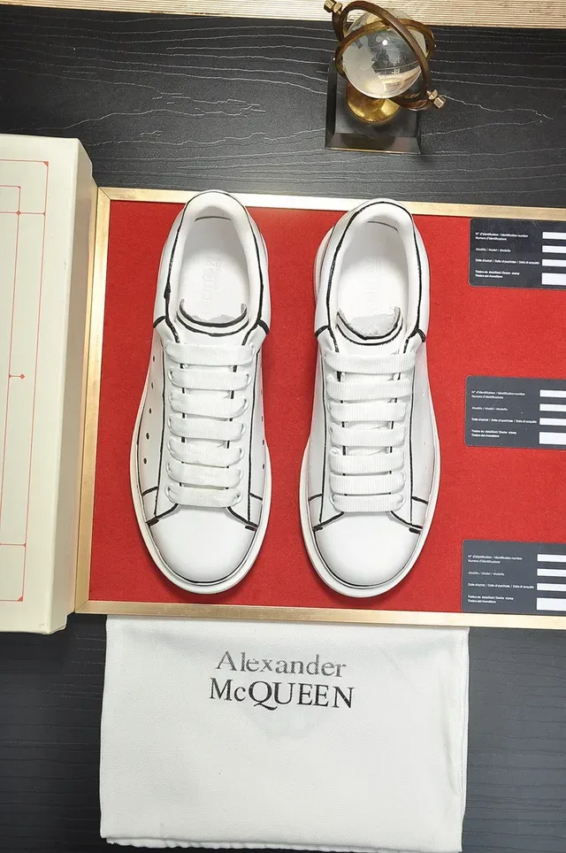 Alexander McQueen Sneakers Oversized Blanc Noir Cuir Couture en Relief Style de Vie 9