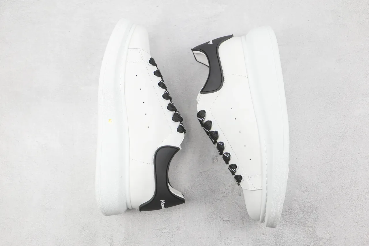 Alexander McQueen Oversized Sneaker सफेद काला Lifestyle Sneakers 2