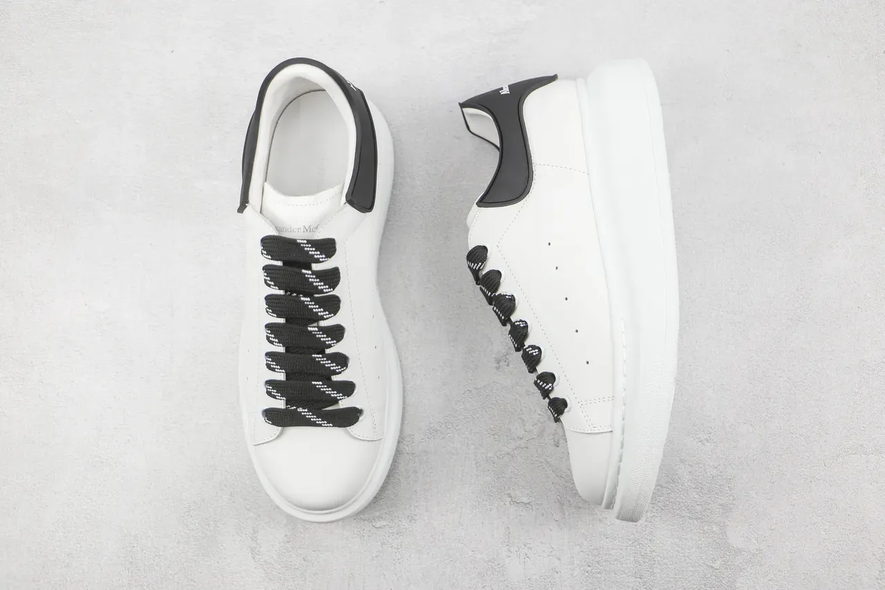 Alexander McQueen Oversized Sneaker सफेद काला Lifestyle Sneakers 3
