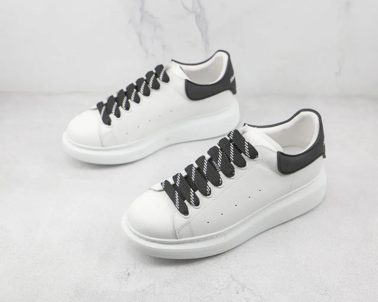 Alexander McQueen Oversized Sneaker सफेद काला Lifestyle Sneakers 4