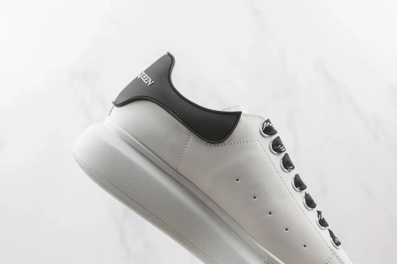Alexander McQueen Oversized Sneaker सफेद काला Lifestyle Sneakers 5