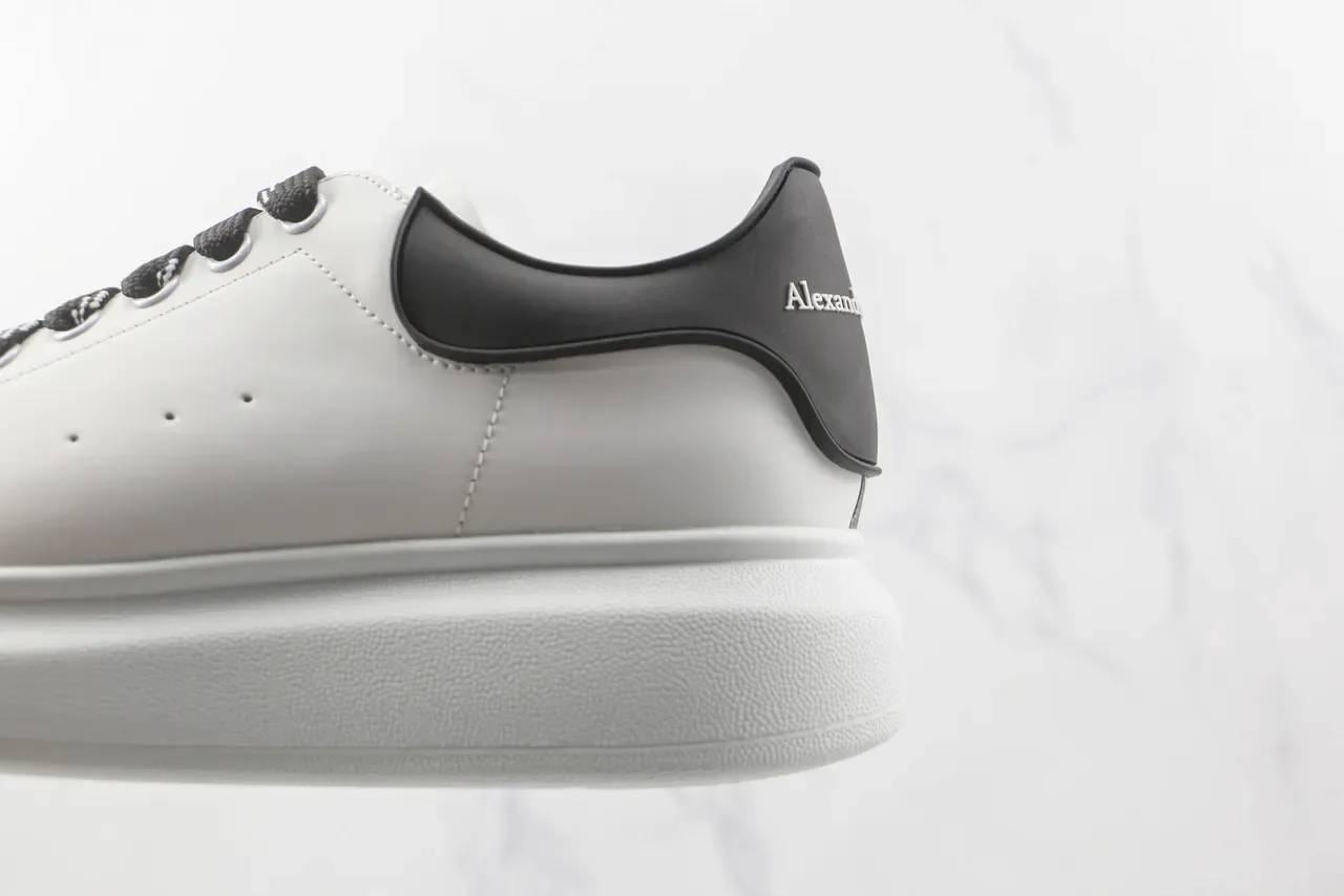 Alexander McQueen Oversized Sneaker सफेद काला Lifestyle Sneakers 7