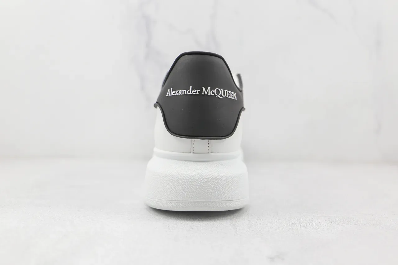Alexander McQueen Oversized Sneaker सफेद काला Lifestyle Sneakers 9