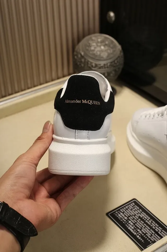 Alexander McQueen ওভারসাইজড স্নিকার সাদা কালো সিলুয়েট ঘন প্ল্যাটফর্ম সোল লাইফস্টাইল স্নিকার 2