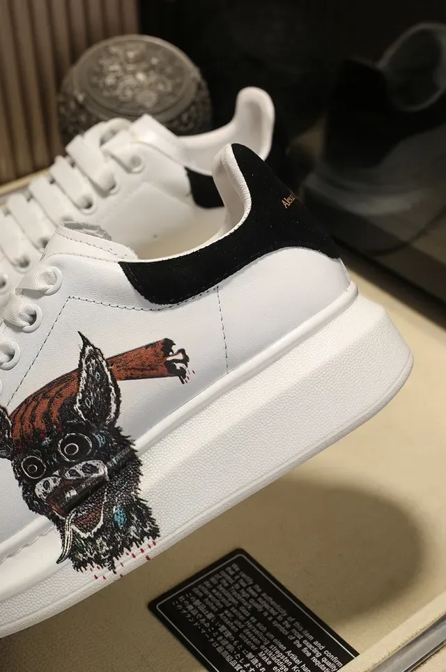 Alexander McQueen ওভারসাইজড স্নিকার সাদা কালো সিলুয়েট ঘন প্ল্যাটফর্ম সোল লাইফস্টাইল স্নিকার 3
