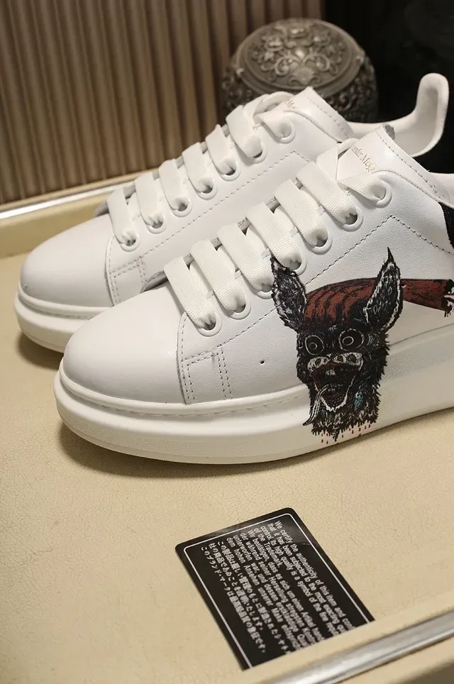 Alexander McQueen ওভারসাইজড স্নিকার সাদা কালো সিলুয়েট ঘন প্ল্যাটফর্ম সোল লাইফস্টাইল স্নিকার 4