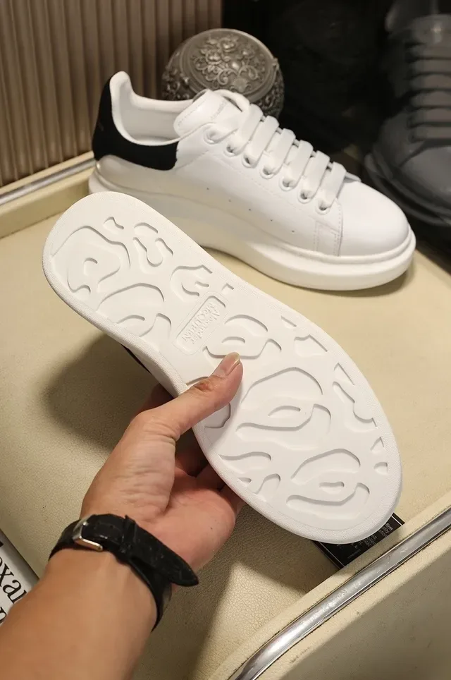 Alexander McQueen ওভারসাইজড স্নিকার সাদা কালো সিলুয়েট ঘন প্ল্যাটফর্ম সোল লাইফস্টাইল স্নিকার 5