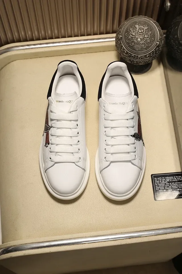 Alexander McQueen ওভারসাইজড স্নিকার সাদা কালো সিলুয়েট ঘন প্ল্যাটফর্ম সোল লাইফস্টাইল স্নিকার 8