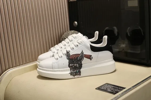Alexander McQueen ওভারসাইজড স্নিকার সাদা কালো সিলুয়েট ঘন প্ল্যাটফর্ম সোল লাইফস্টাইল স্নিকার 9