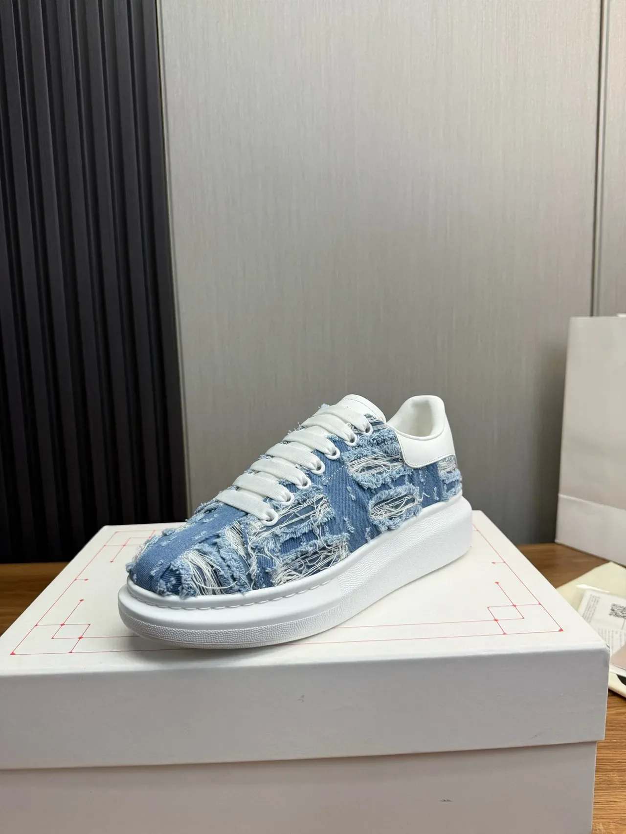 ألكسندر ماكوين حذاء رياضي oversized أبيض أزرق سولة منصة بدون أربطة slip-on حذاء أسلوب حياة 2