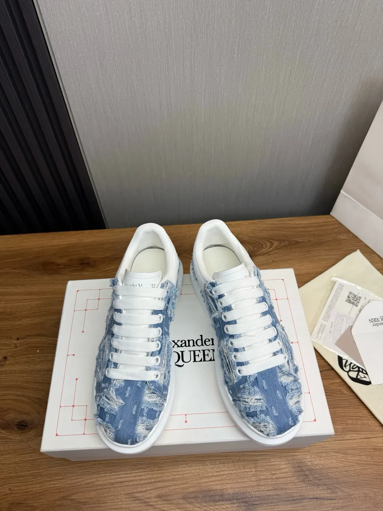ألكسندر ماكوين حذاء رياضي oversized أبيض أزرق سولة منصة بدون أربطة slip-on حذاء أسلوب حياة 3