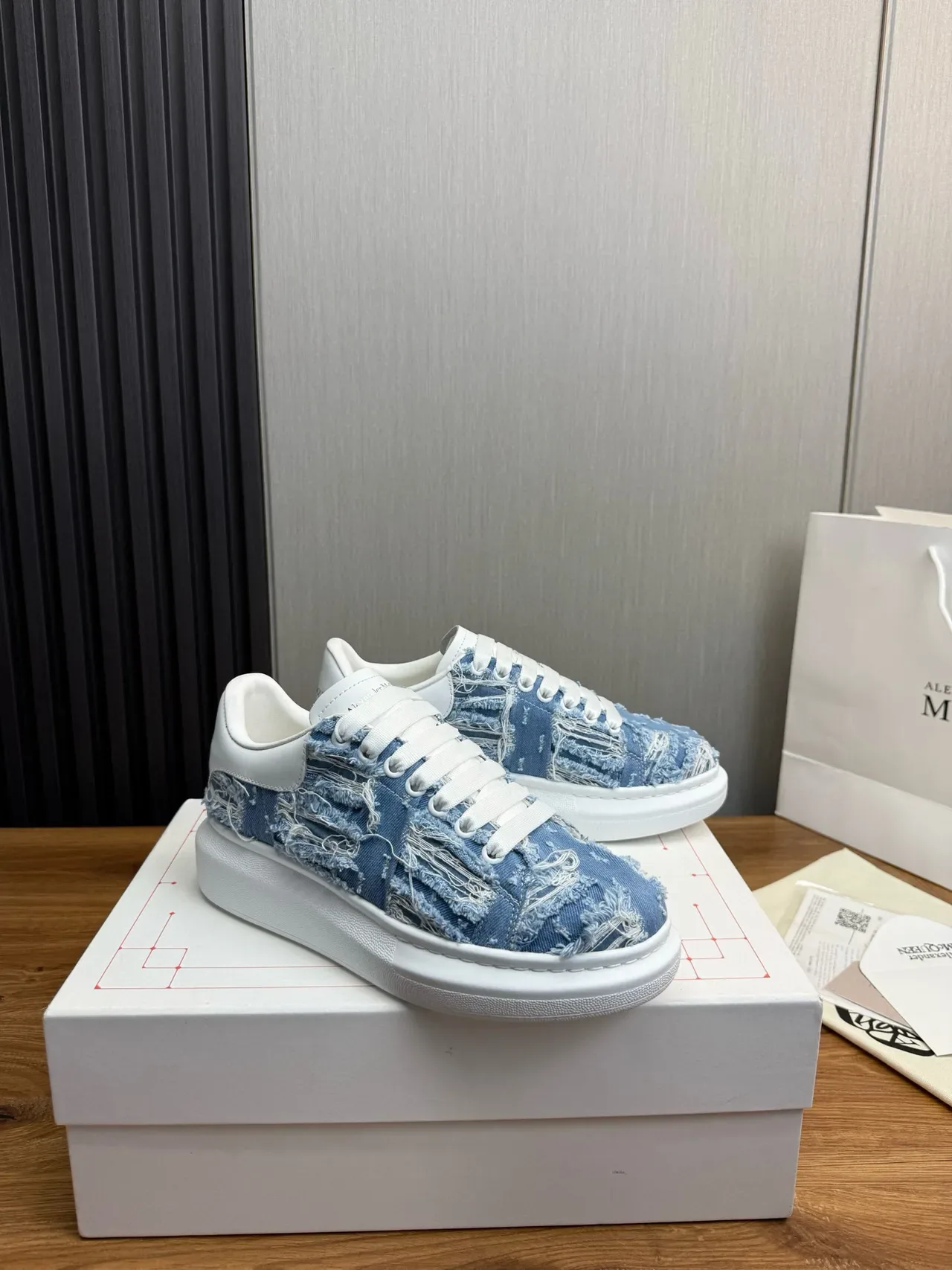 ألكسندر ماكوين حذاء رياضي oversized أبيض أزرق سولة منصة بدون أربطة slip-on حذاء أسلوب حياة 4