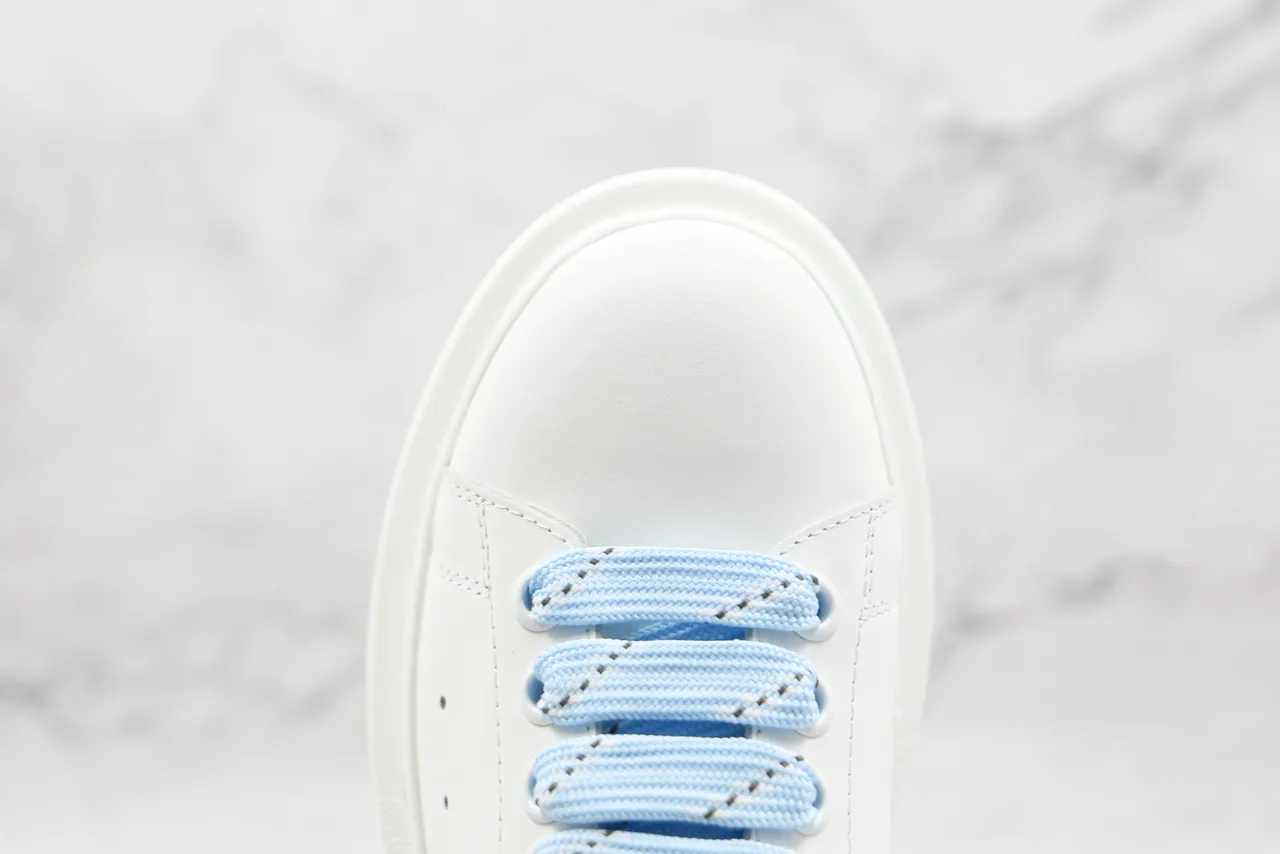 Alexander McQueen Tênis oversized sola branca e azul Perforated Vamp Tênis lifestyle 5