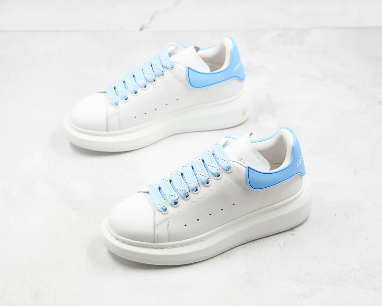 Alexander McQueen Tênis oversized sola branca e azul Perforated Vamp Tênis lifestyle 7
