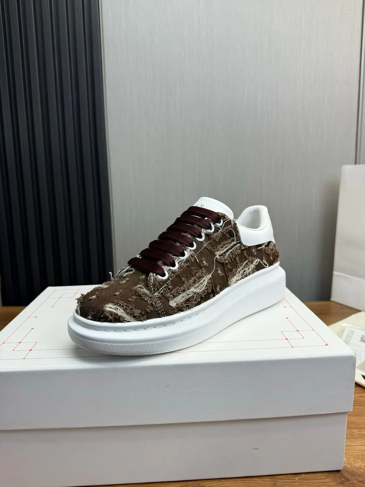 Alexander McQueen sneakers oversized branco e marrom textil desfiado lifestyle sneakers 2